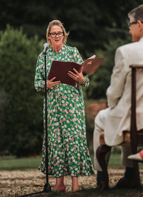 outdoor-summer-celebrant-wedding Tara the Celebrant conducting a summer wedding outdoors