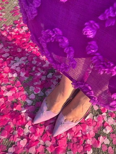 wedding-celebrant-confetti-shoes Tara the Celebrant's pink shoes standing in pink wedding confetti